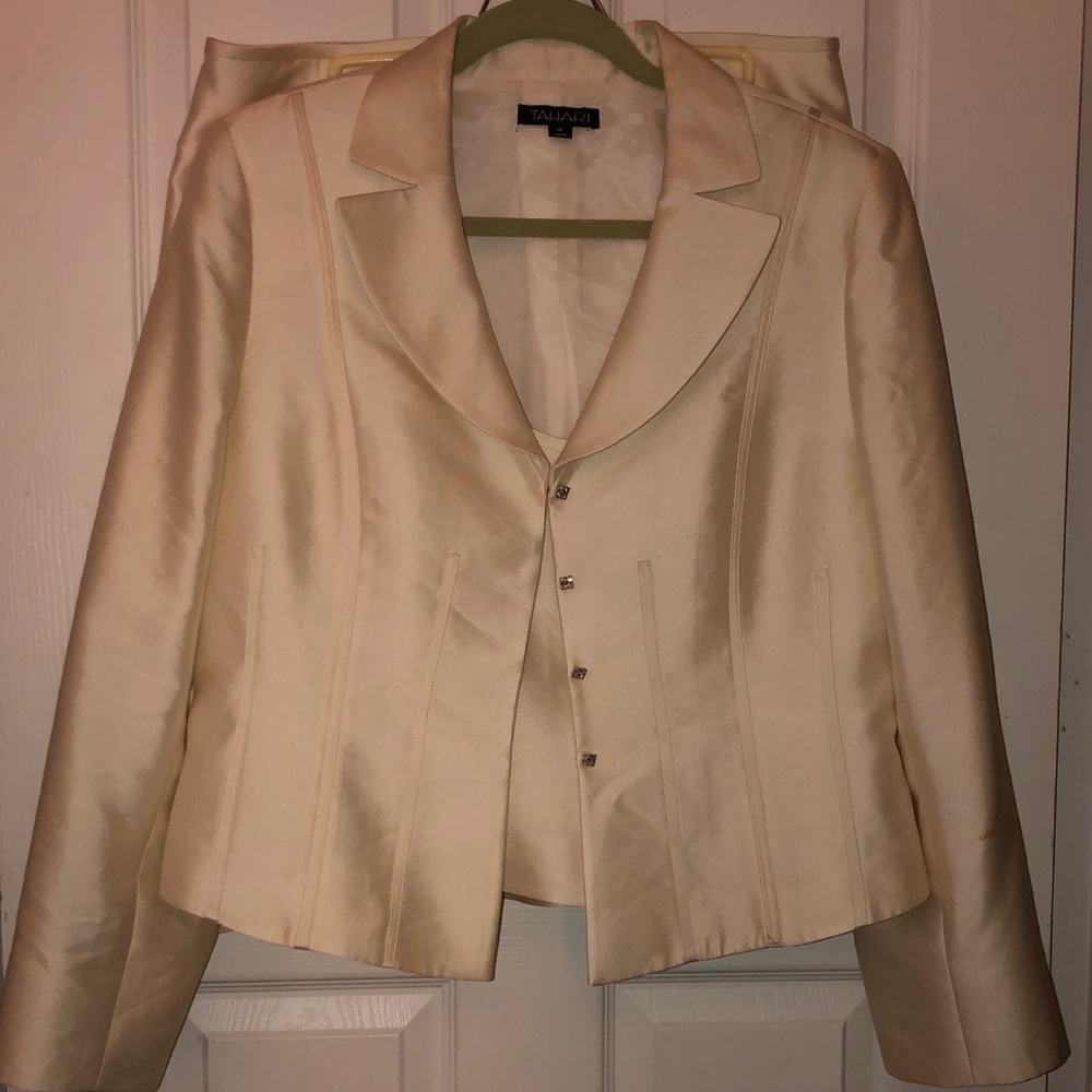 ✨Tahari Silk Skirt Suit ✨